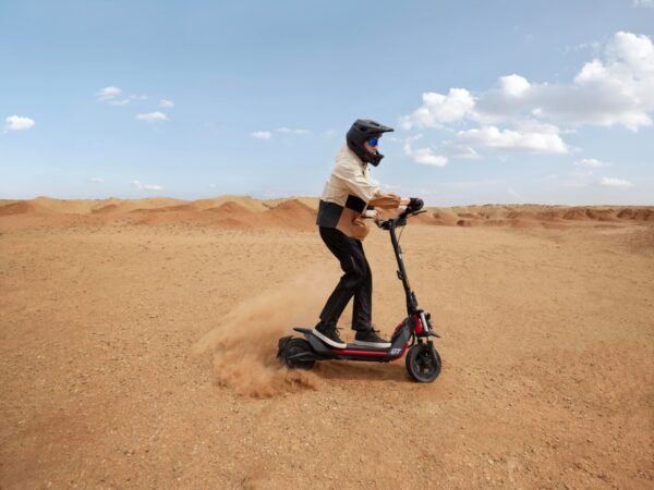 8721008535456_6.jpg SEGWAY ZT3 Pro D E-Scooter (11 Zoll, Schwarz / Rot)