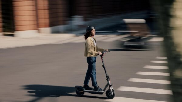 8721008535807_2.jpg SEGWAY NINEBOT F3 D E-Scooter (10 Zoll, Schwarz/Grau)
